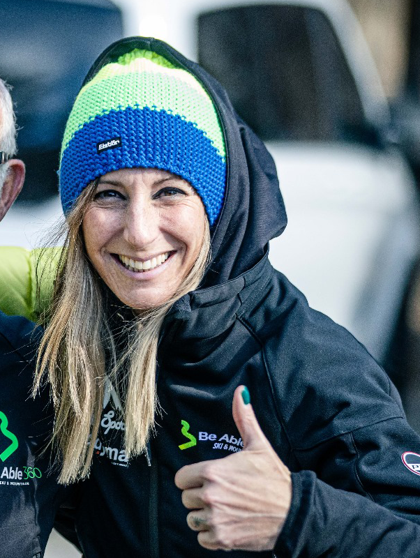 Divertida, resolutiva y competitiva. Siempre está donde hace falta, resolviendo imprevistos y aportando energía positiva al equipo.