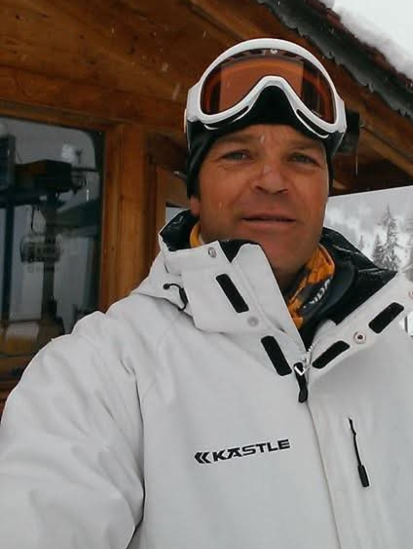 Nuestro "sensei". Su estilo sereno y preciso transforma cada clase en una experiencia distinta. Enseñar es su lenguaje natural.