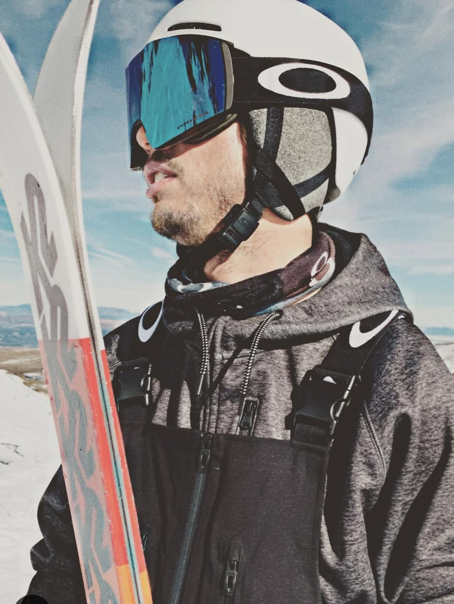 Especialista en creatividad sobre la nieve. Lidera el Freestyle con técnica, seguridad y estilo. Su pasión por los saltos y los baches se contagia en cada sesión.